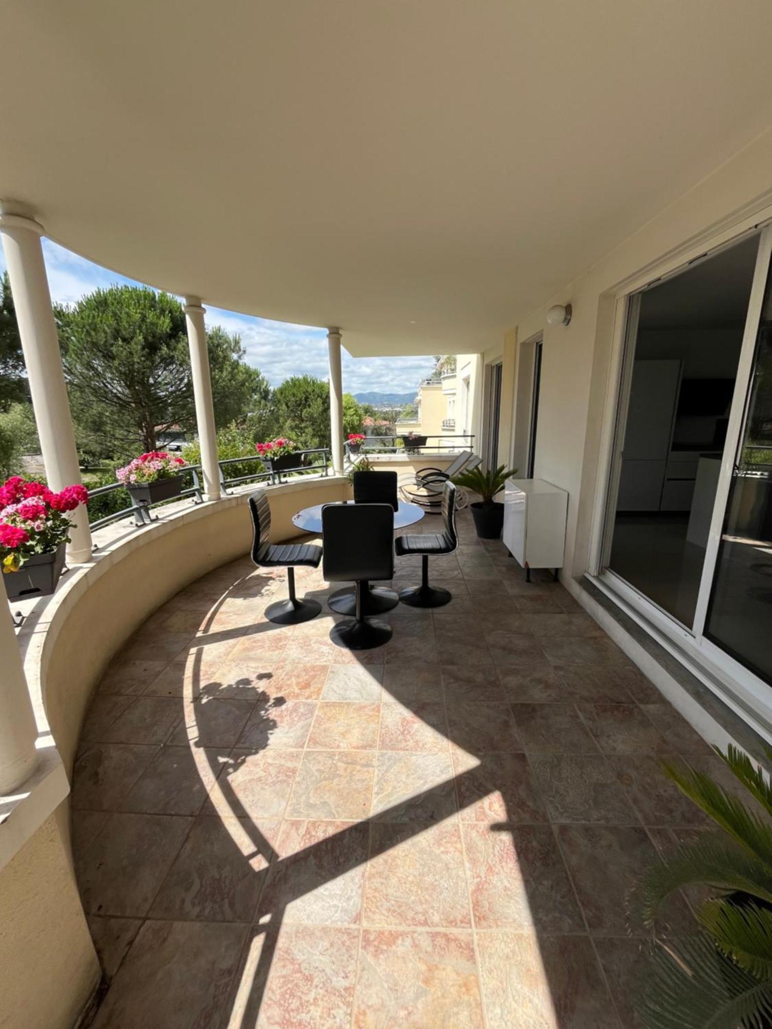 Appartement Entierement Equipe Charbonnières-les-Bains Exteriör bild